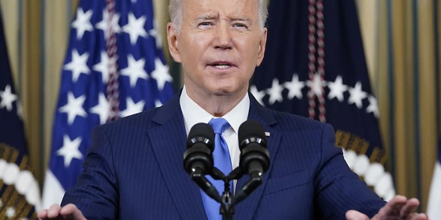 US-Präsident Joe Biden spricht im State Dining Room des Weissen Hauses in Washington. Foto: Susan Walsh/AP/dpa