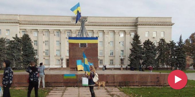 Russen weg! - Ukrainer hissen Flaggen im Zentrum von Cherson