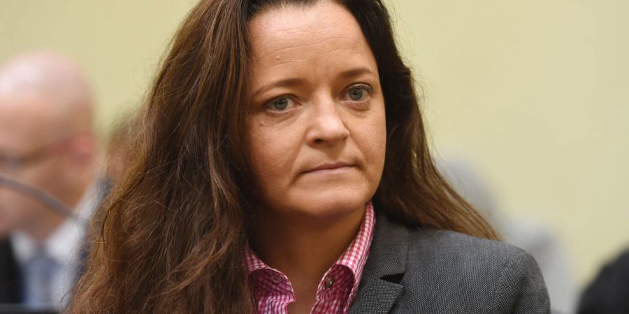Die damals als Mittäterin bei den Verbrechen der rechtsextremen Terrorzelle «Nationalsozialistischer Untergrund» (NSU) angeklagte Beate Zschäpe sitzt im Gerichtssaal im Oberlandesgericht.
