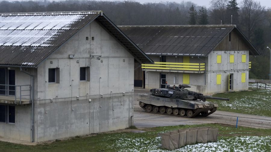 Es ist mit Lärm und Landbeschädigungen zu rechnen, da auch Panzer zum Einsatz kommen. (Archivbild)