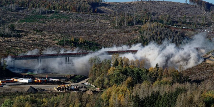 Die Talbrücke Landeskroner Weiher der A45 Richtung Dortmund ist gesprengt worden.