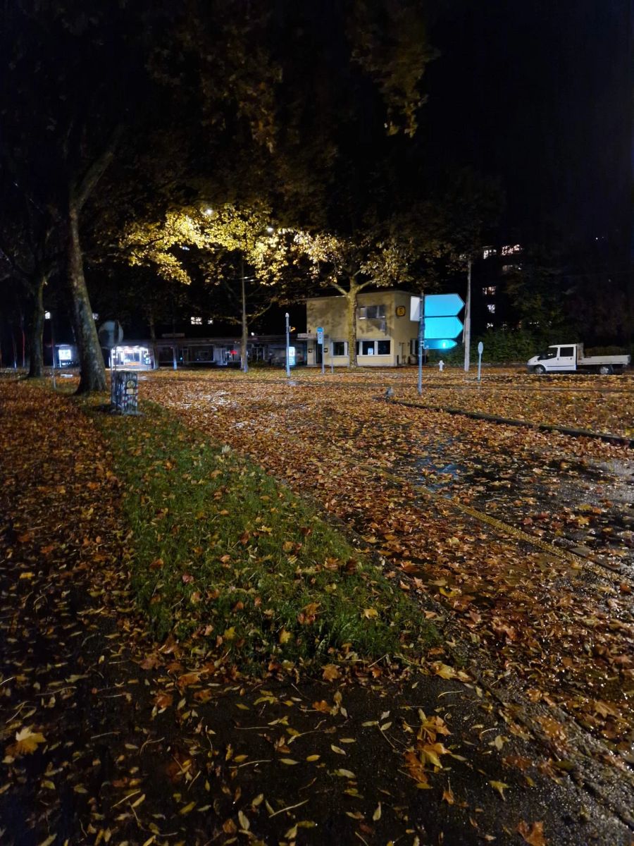 Eine Strasse, die nicht geräumt wurde, in Bern am Sonntagabend.