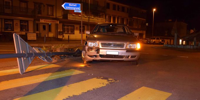 Waldstatt: Lenker fährt gegen Strassenlampe Waldstatt: Lenker fährt gegen Strassenlampe