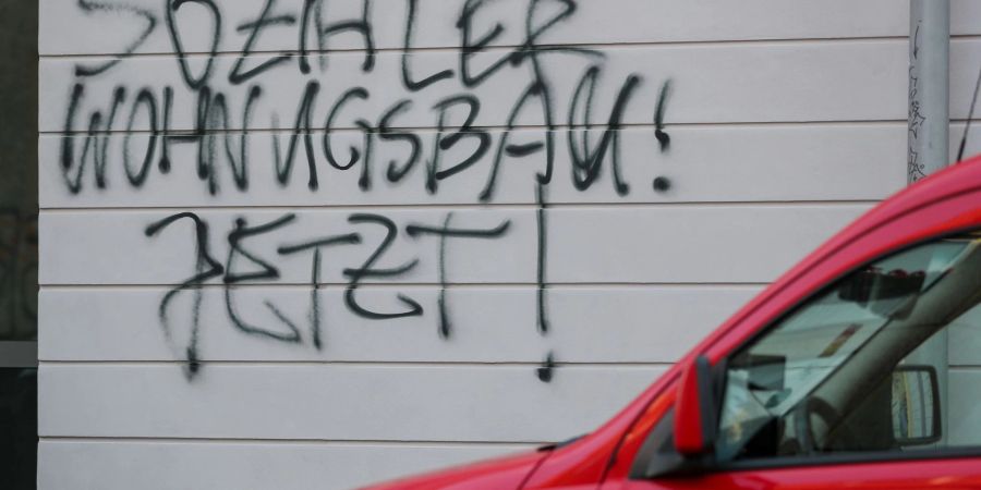 «Sozialer Wohnungsbau! Jetzt!» lautet die auf ein Mietshaus gesprühte Forderung. Die Mieten steigen, der Wohnraum ist knapp.