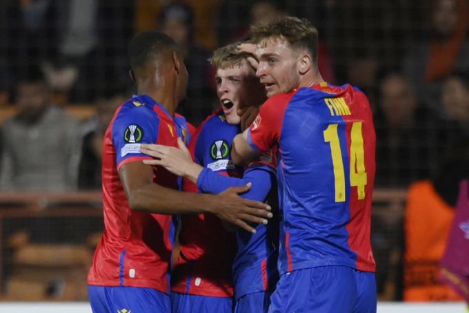 Anton Kade (Mitte) schiesst das entscheidende 2:0 für den FC Basel. FC Basel