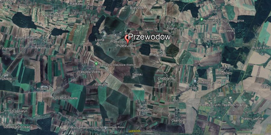 Die Google-Earth-Luftaufnahme zeigt die Region um den Ort Przewodow in Polen nahe der Grenze zur Ukraine (rechts). In dem polnischen Ort sind bei einer Explosion auf einem landwirtschaftlichen Betrieb zwei Menschen ums Leben gekommen.