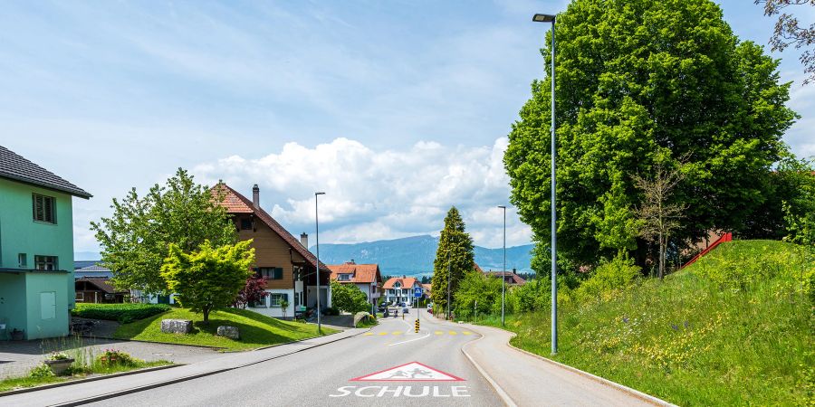 Eine Markierung Richtung Schule auf der Luzernstrasse in Etziken.