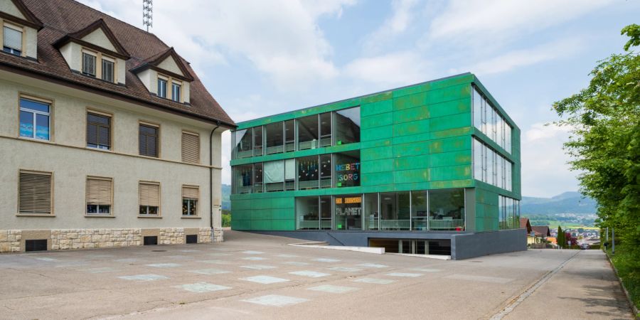 Das Schulhaus und die Sporthalle Jurablick in Starrkirch-Wil.