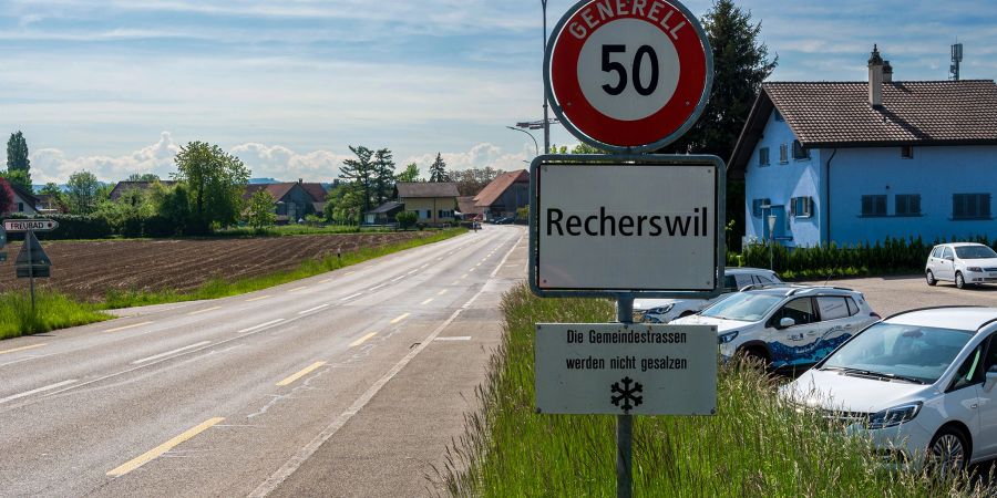 Die Ortstafel von Recherswil an der Recherswilerstrasse.