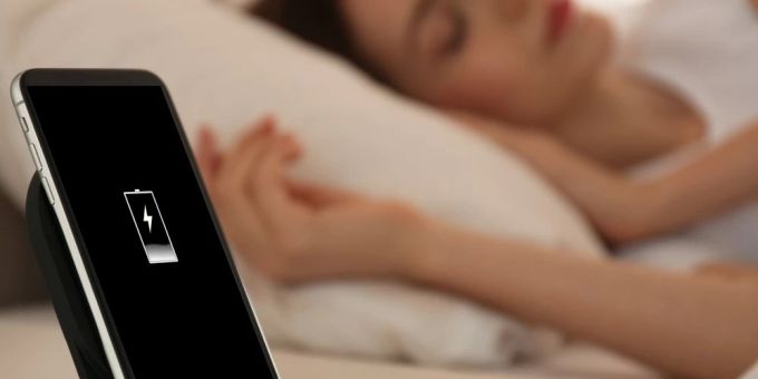 Wer im Schlaf Energie sparen will, sollte sein Handy lieber vor dem Zubettgehen laden. Wer im Schlaf Energie sparen will, sollte sein Handy lieber vor dem Zubettgehen laden.