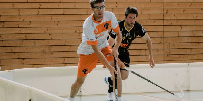 Unihockeyspieler auf dem Feld.