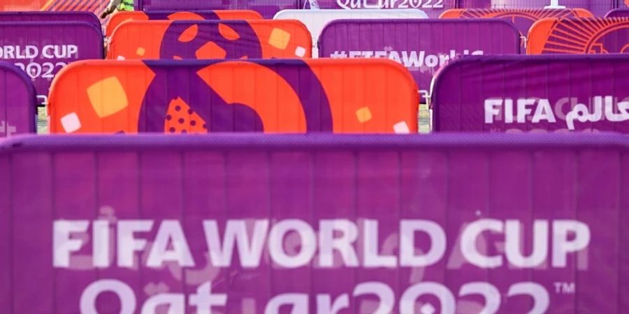 Banner der Fussball-WM vor Stadion in Doha