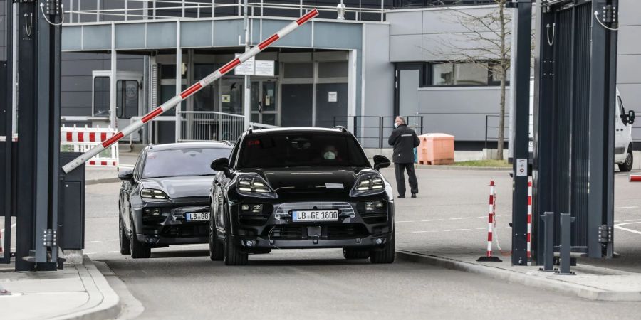Porsche will die nächste Generation des Macan elektrisch auf die Strasse bringen und ist dafür auch mit Versuchsfahrzeugen unterwegs.
