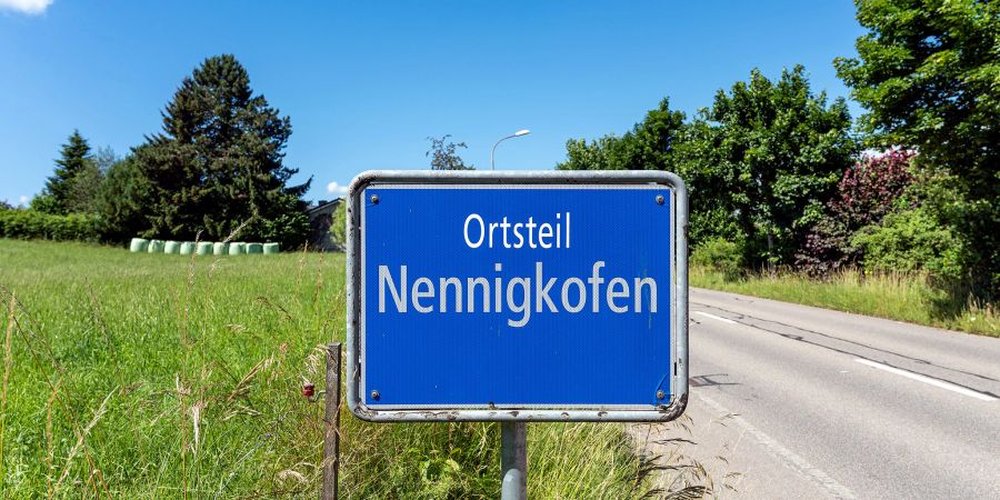 Die Ortstafel von Nennigkofen an der Bürenstrasse in Lüsslingen Nennigkofen.