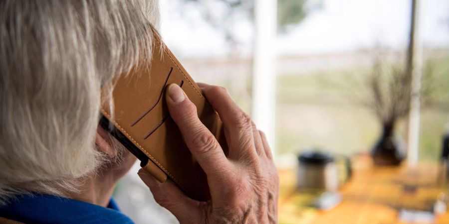 Aufgepasst am Telefon: Gerne geben sich Betrüger als Behördenmitarbeiter aus.