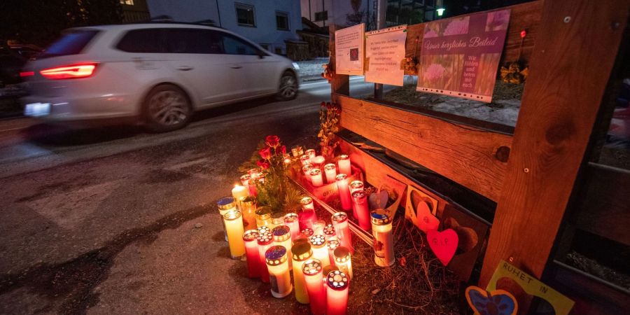 Blumen, Kerzen und Gedenkschmuck stehen und liegen am Ort des Unfalls bei dem ein Mann betrunken in eine Gruppe deutscher Skiurlauber gerast war.