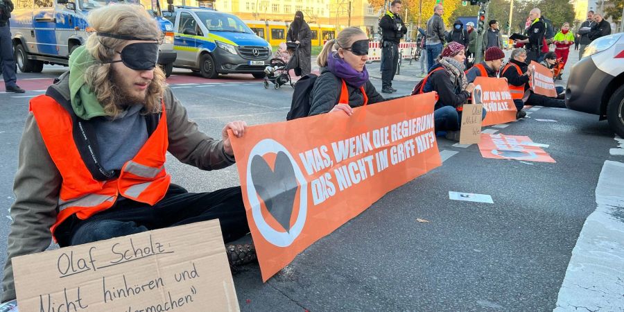 Aktivisten wie hier am Frankfurter Tor in Berlin kleben sich immer wieder aus Protest gegen die Klimapolitik auf der Strasse fest, um den Verkehrsfluss zu stören.