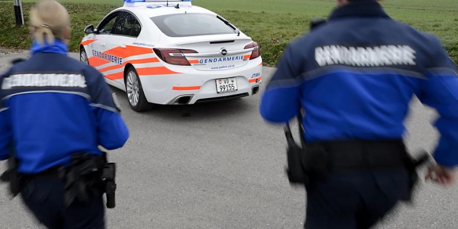 Schneller Zugriff der Waadtländer Kantonspolizei am Dienstagmorgen bei Chexbres inklusive Schüssen. Allerdings: die Beamten «erwischten» einen Unschuldigen. (Symbolbild)