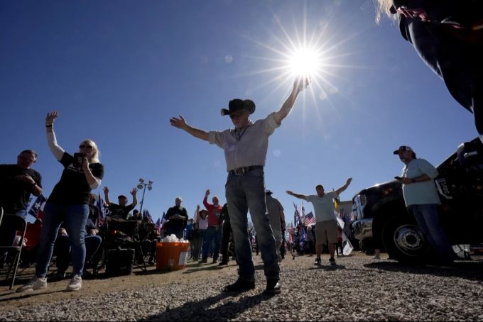 Zumindest zwischen Politik und Religion scheinen die Grenzen in Texas aktuell fliessend. Texas Grenzproteste betende Menschen