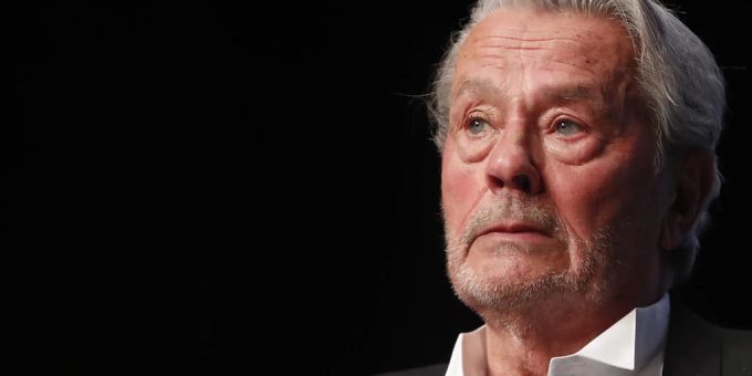 Bei einer Hausdurchsuchung der Polizei wurden bei Alain Delon 72 Waffen und 3000 Schuss Munition gefunden. 3000 schuss alain delon