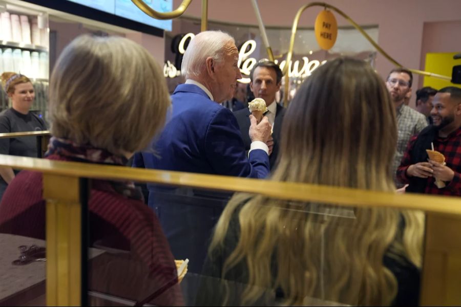 Joe Biden schleckt, während er über Gaza spricht.