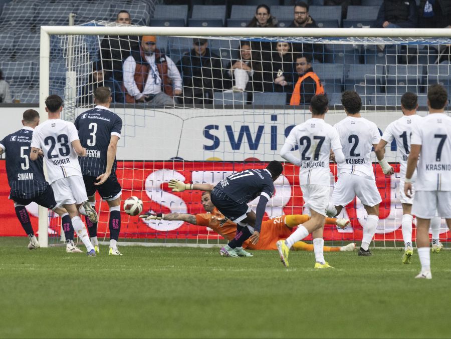 Zürichs Keeper Yanick Brecher pariert einen Kopfball von FCL-Angreifer Thibault Klidje.