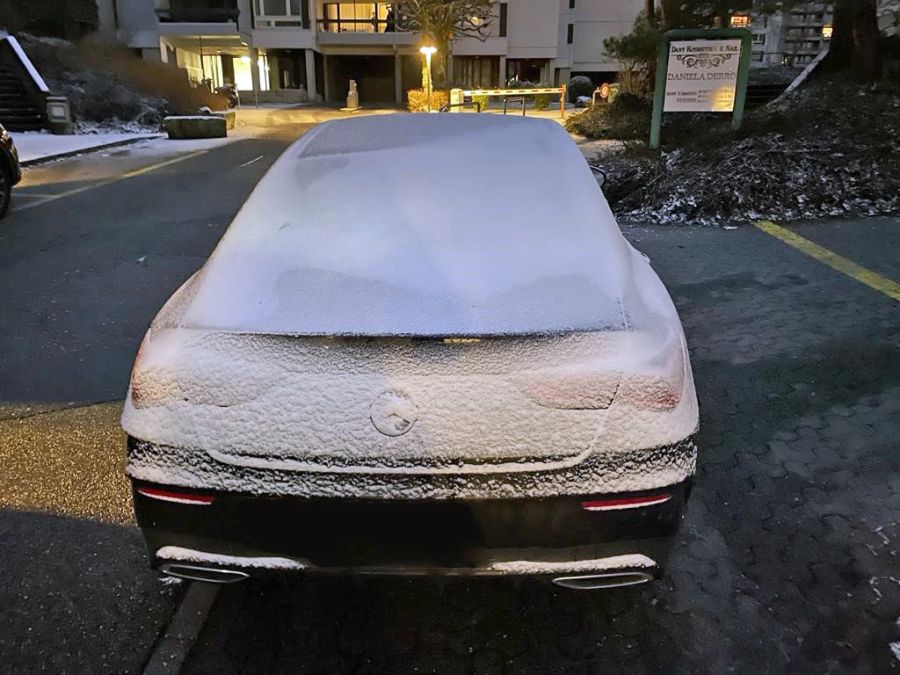 Die Scheiben waren komplett mit Schnee bedeckt.