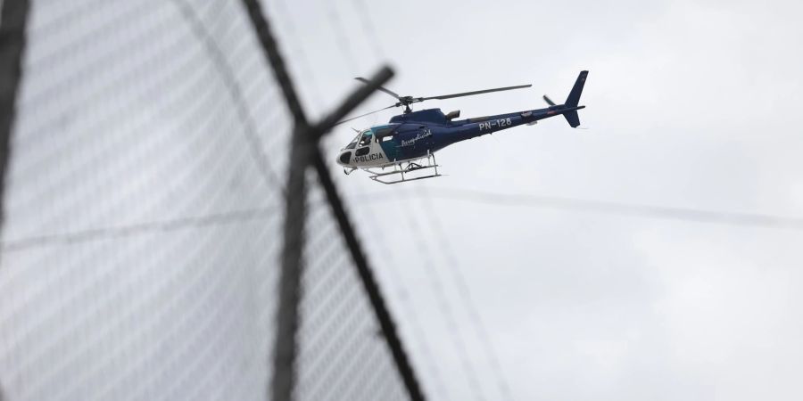 Ein Hubschrauber fliegt über dem Zaun des Gefängnisses Inca im Norden der Hauptstadt.