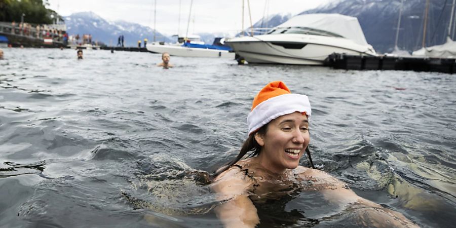 Die Samichlaus-Mütze düfte wenigtens den Kopf gewärmt haben: Schwimmerin bei der  «Nodada de la Befana».