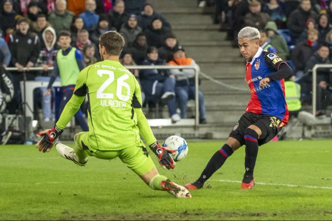 Juan Gauto chippt den Ball zum 1:0 über Bayern-Keeper Sven Ulreich. fcb