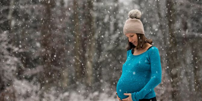 Schwangere im Freien im Winter, Schnee
