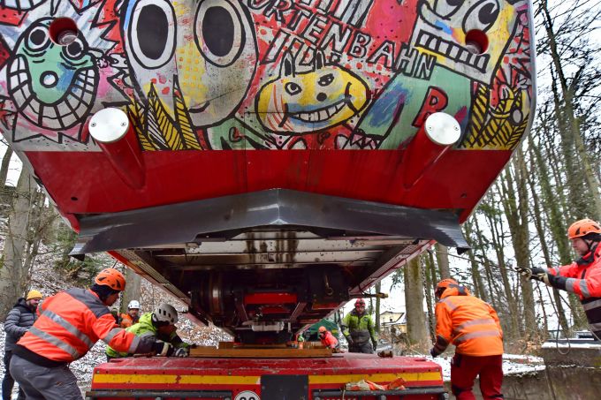 Am Dienstag wurde die Gurtenbahn für Sanierungsarbeiten ins Werk der Firma Garaventa gefahren. gurtenbahn