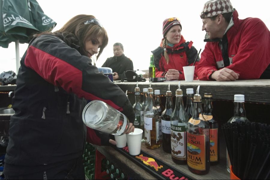 Der Konsum von Alkohol wird beim Gang in die Bergbeiz oft nicht ausgelassen. (Symbolbild)