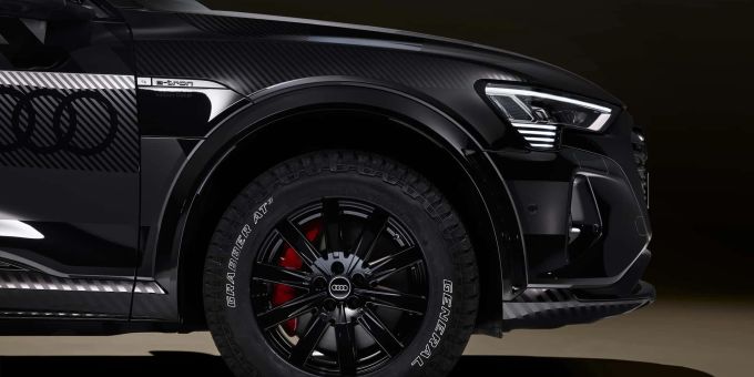 Die Bodenfreiheit beträgt dank Lift-Kit und BF Goodrich AT-Reifen nun gut drei Zentimeter mehr als bisher. Audi Q8 e-tron Dakar
