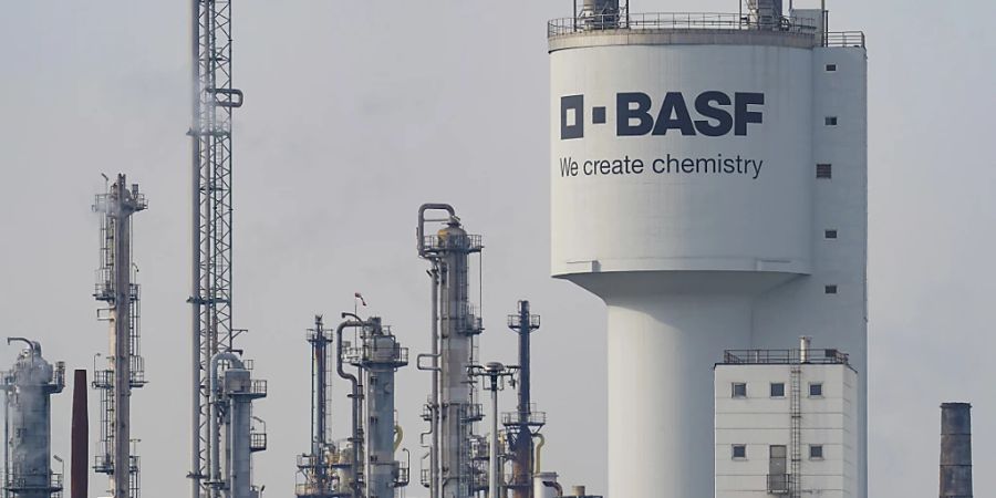 Der deutsche Chemiekonzern BASF will seine Ausgaben mit einem weiteren Sparprogramm deutlich verringern. (Archivbild)