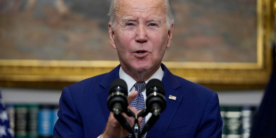 Bei einer Rede in San Francisco an der Westküste bezeichnete Biden den Kremlchef laut mit ihm reisender Pressevertreter als einen «verrückten SOB»