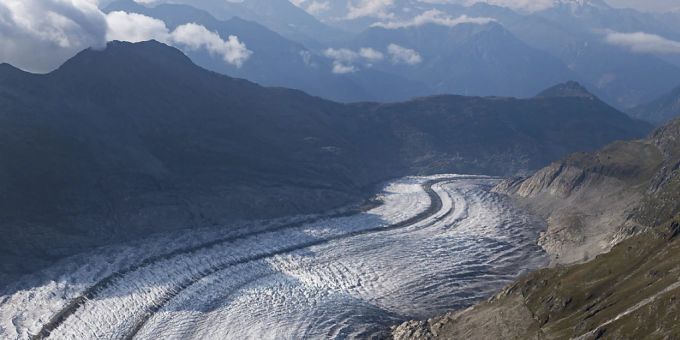 Bei der gegenwärtigen Geschwindigkeit werden die europäischen Gletscher - hier der Aletschgletscher im Wallis - bis 2050 um die Hälfte geschrumpft sein (Archiv). Bei der gegenwärtigen Geschwindigkeit werden die europäischen Gletscher - hier der Aletschgletscher im Wallis - bis 2050 um die Hälfte geschrumpft sein (Archiv).