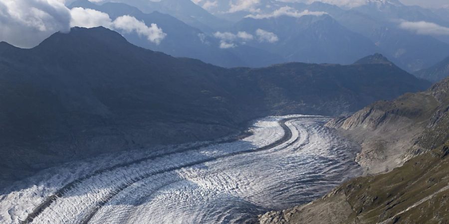 Bei der gegenwärtigen Geschwindigkeit werden die europäischen Gletscher - hier der Aletschgletscher im Wallis - bis 2050 um die Hälfte geschrumpft sein (Archiv).