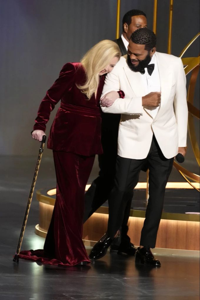 Christina Applegate mit Anthony Anderson. Christina Applegate bei Emmys
