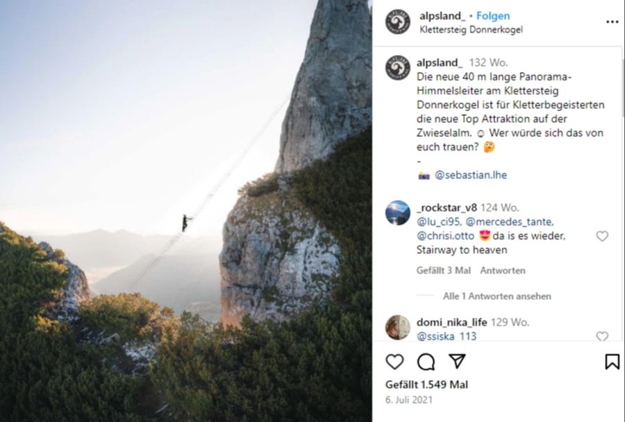 Auch in Österreich lassen sich solche Orte finden: Auf der Panorama-Leiter am Klettersteig Donnerkogel lassen ein paar Leute für ein Selfie die Leiter mit einer Hand los.