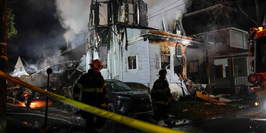 Die Polizei war zu dem Haus gerufen worden, weil auf der Strasse angeblich Schüsse auf ein elf Jahre altes Mädchen abgefeuert worden waren. In dem Haus brach schliesslich aus noch ungeklärten Gründen ein Feuer aus.