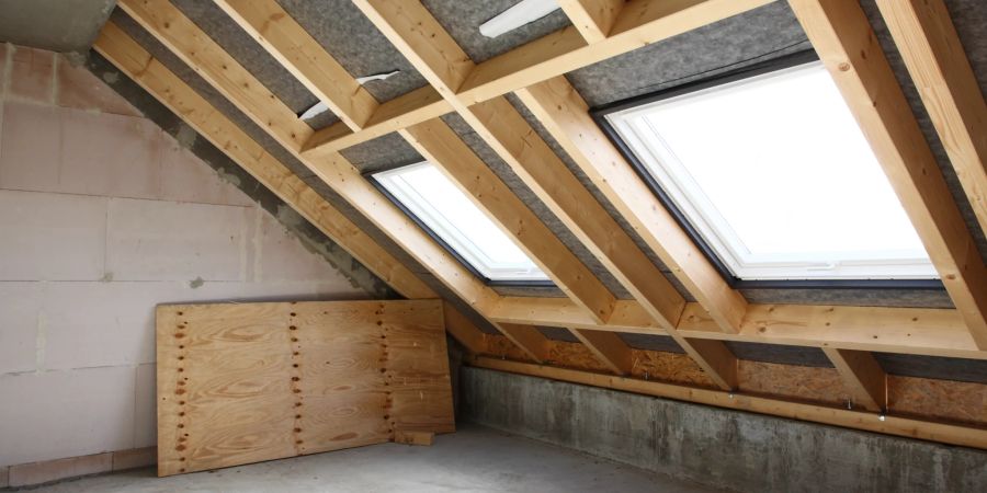 Leerer Raum im Bau mit Dachleuchten