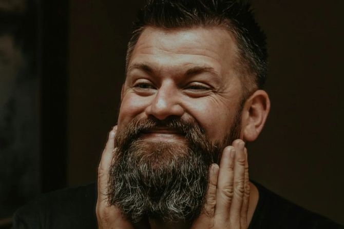 mann mit Vollbart lacht