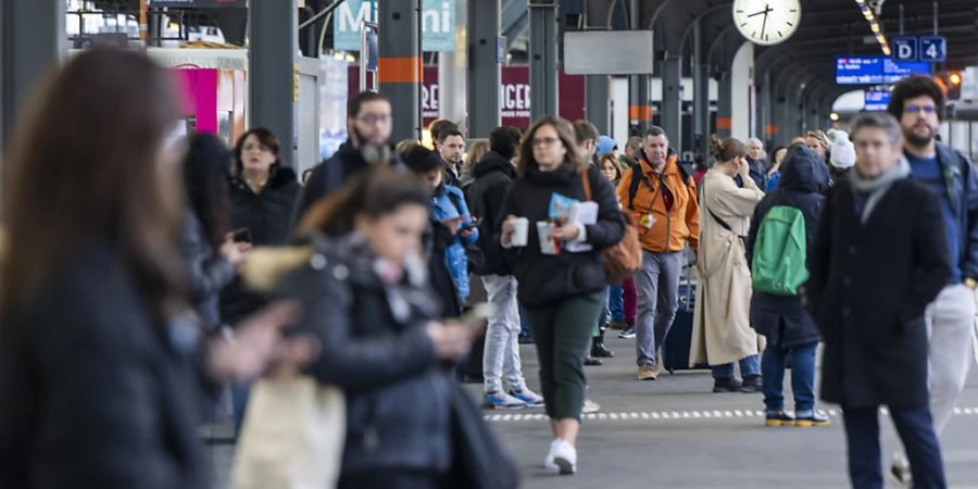 Zwei Drittel der Schweizerinnen und Schweizer empfinden den Zusammenhalt im Land als eher schwach. (Symbolbild)