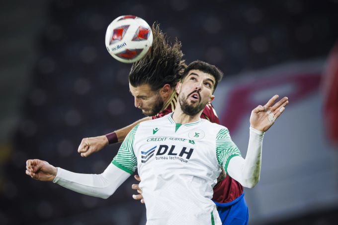 Yoan Severin (Servette) gegen Aimen Mahious (Yverdon-Sport) in der Super League. Servette Yverdon Super League