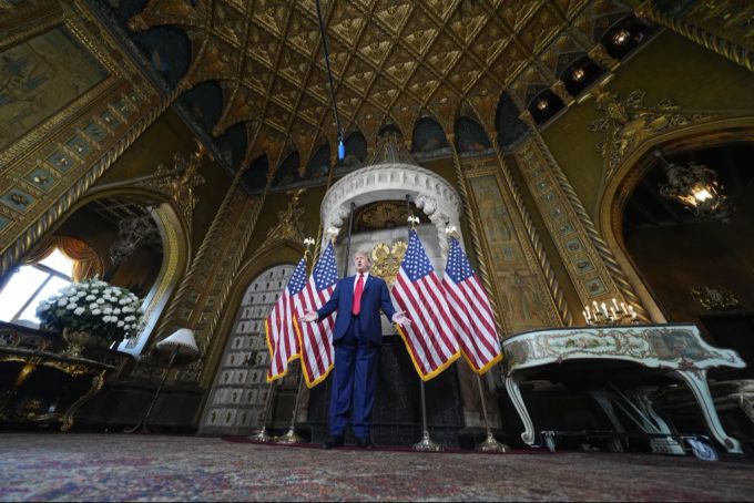 Ex-Präsident Donald Trump spricht auf seinem Anwesen Mar-a-Lago in Palm Beach, Florida, am 4. März 2024. Donald Trump Super Tuesday
