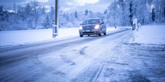 Der Schnee kann in der Schweiz zu Einschränkungen im Strassenverkehr führen. Wetter