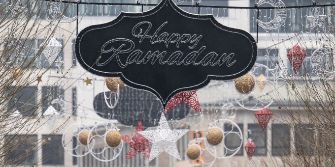 Frankfurt hatte die Beleuchtung anlässlich des bevorstehenden Ramadan aufhängen lassen. Ramadan