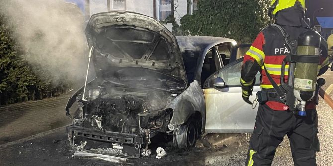 Autobrand in Bäch SZ.