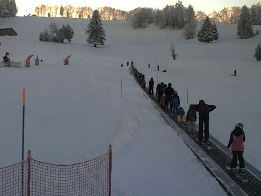 Im Skigebiet Atzmännig SG bezahlen Erwachsene 35 Franken für einen ganzen Tag.